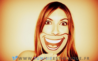 Hollywood Smile en Tunisie femme souriante avec une loupe devant la bouche