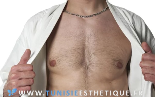 Homme montrant ses pectoraux