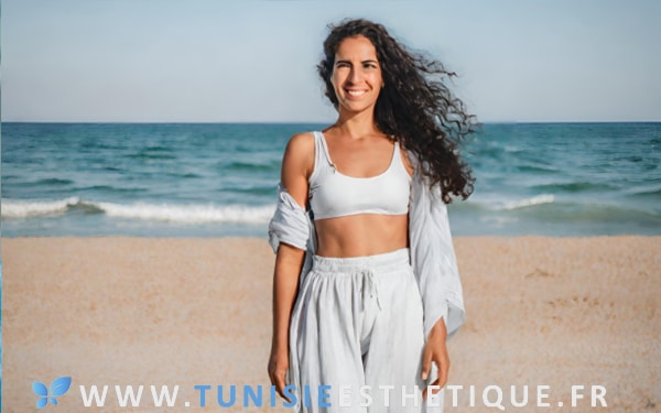 Femme avec ventre plat sur une plage en Tunisie